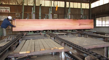 アフリカンマホガニー6.8mを柾目に製材