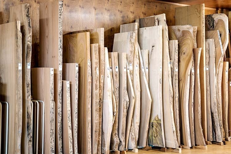 立てて並べられた国産材の一枚板