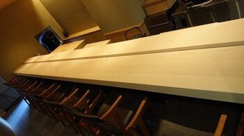 銀杏（イチョウ）　鮨カウンタテーブル一枚板