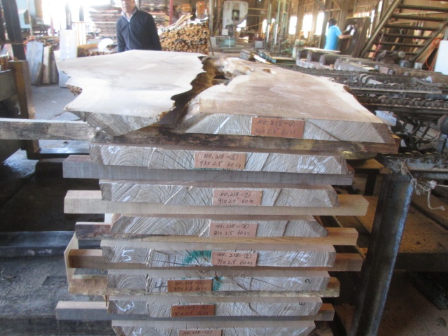 楡（ニレ）　無垢材