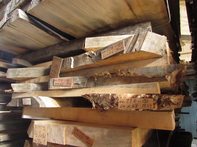 栃（トチ）　無垢材