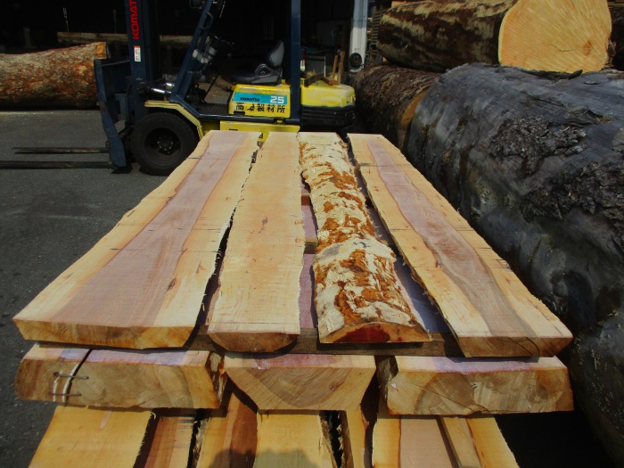 真樺（ウダイカンバ）　無垢材