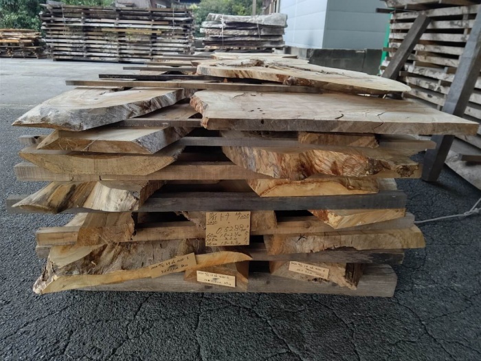 栃（トチ）　無垢材