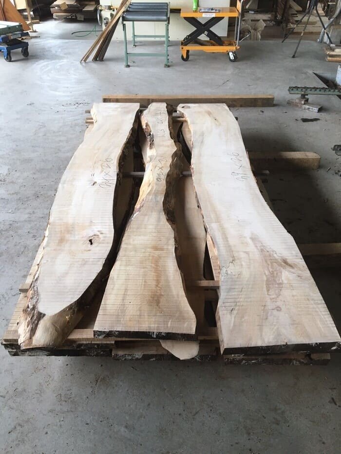 栃（トチ）　無垢材