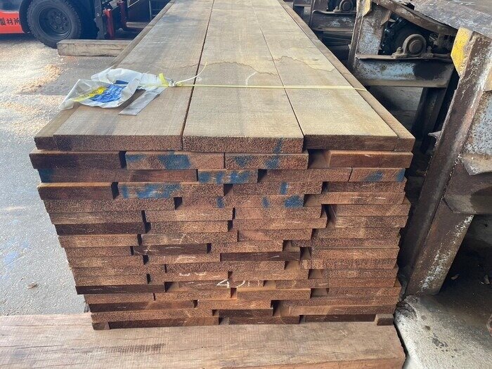 アガチス　無垢材