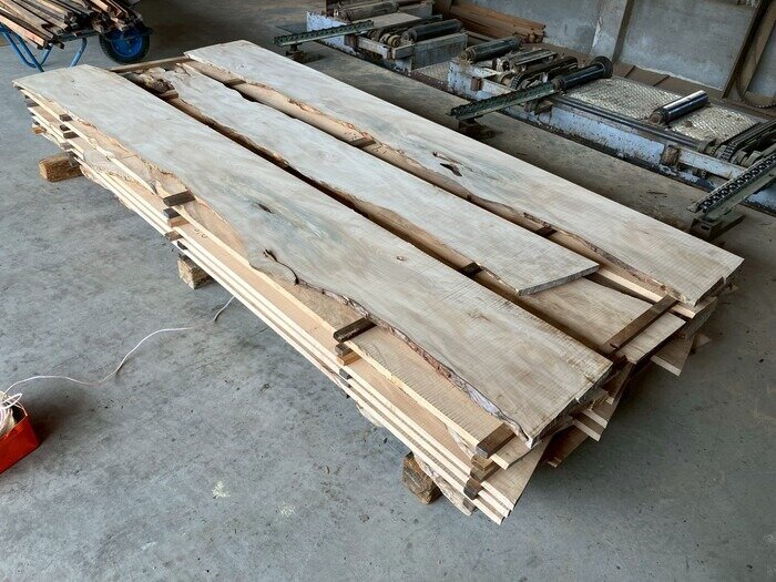 槇（マキ）　無垢材