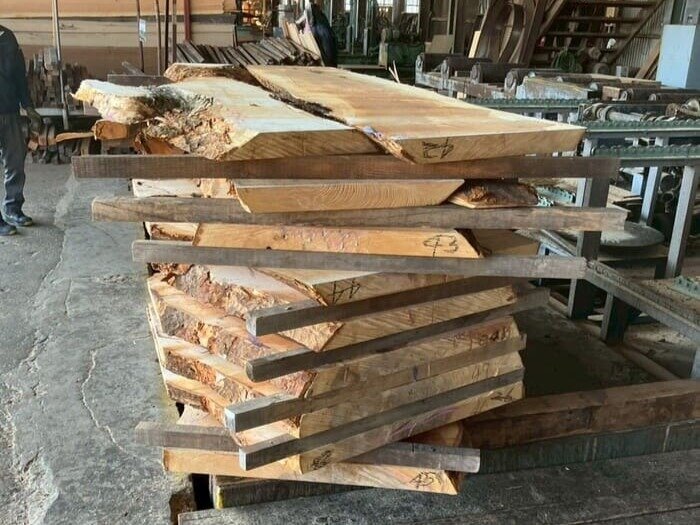 栃（トチ）　無垢材