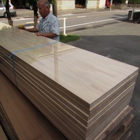 ラジアータパイン集成材　ドアや建具材などに