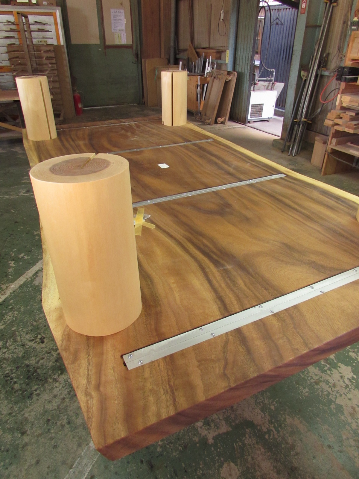 モンキーポッド 座卓（脚：杉の磨き丸太） | 一枚板 お取り引き実績 