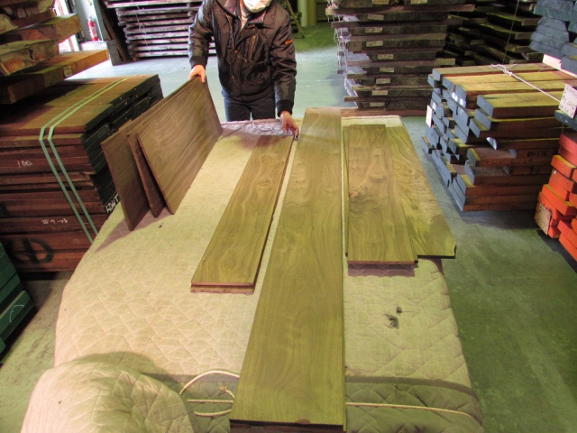 ウォールナット　無垢材