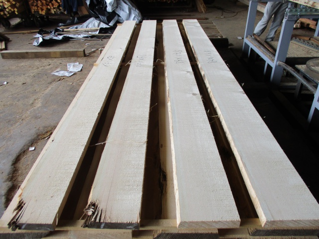 スプルース　無垢材