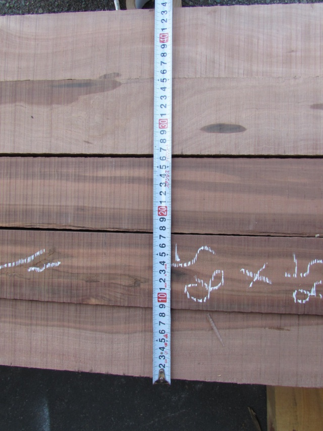 柞の木（イスノキ）　無垢材