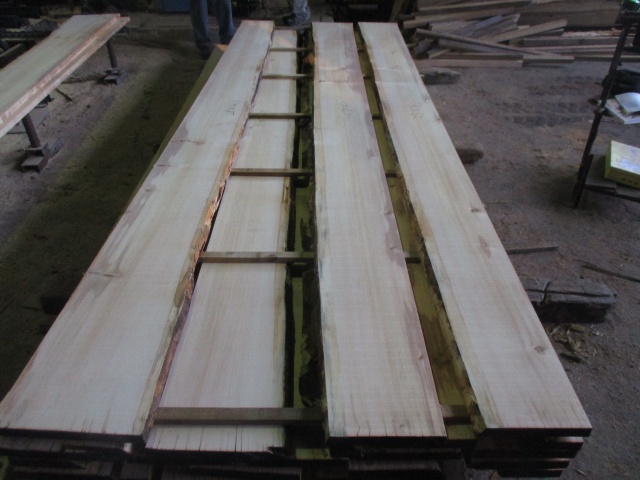 紅松（ベニマツ）　無垢材