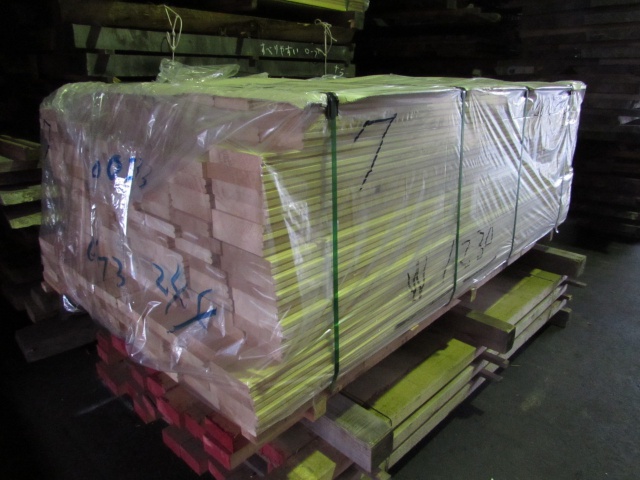 アガチス　無垢材