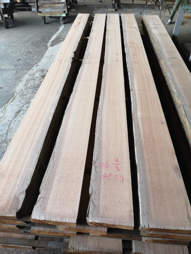 レッドメランティ　無垢材