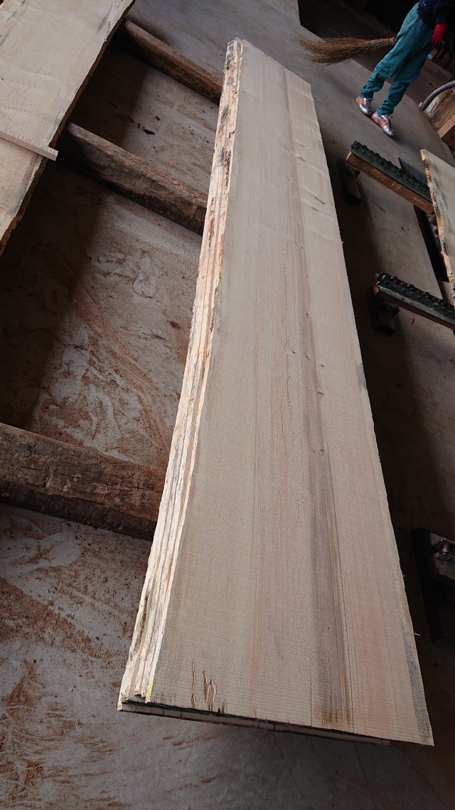 紅松（ベニマツ）　無垢材