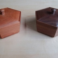 ウォールナットとチェリーの小物入れ