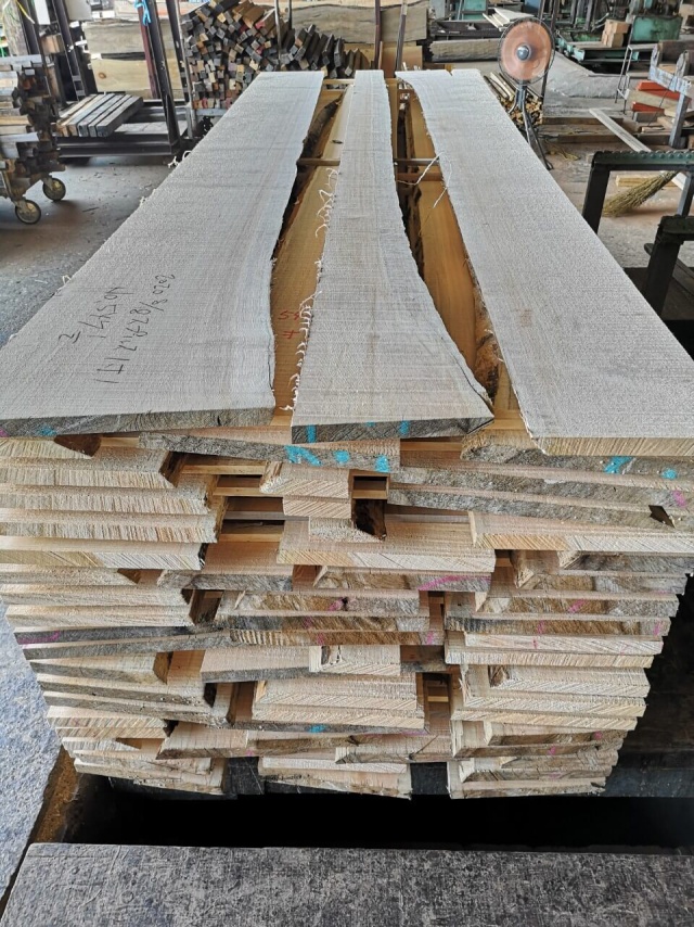 スプルース　無垢材