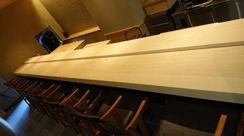 銀杏（イチョウ）　鮨カウンタテーブル一枚板