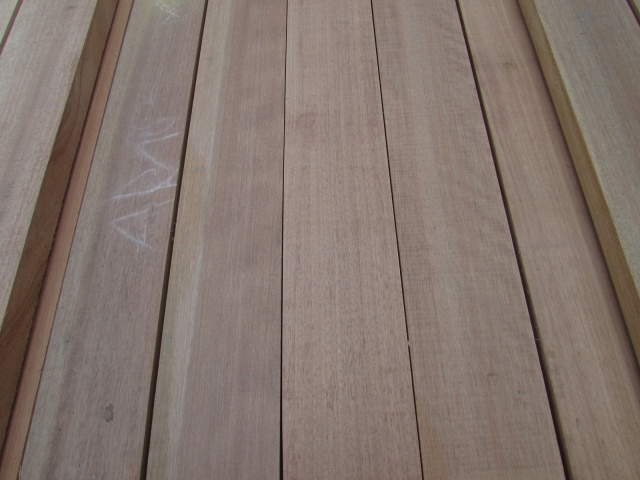 ニヤトー　無垢材