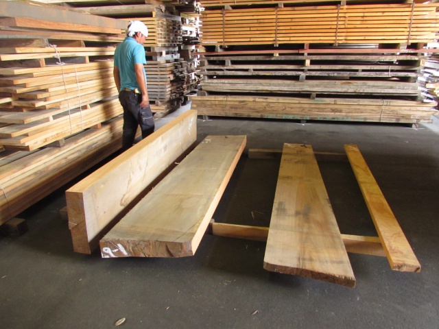 栴檀（センダン）　一枚板