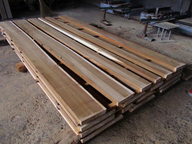 楡（ニレ）　無垢材