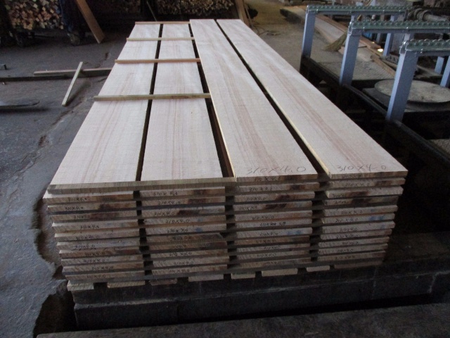 米栂（ベイツガ）　無垢材