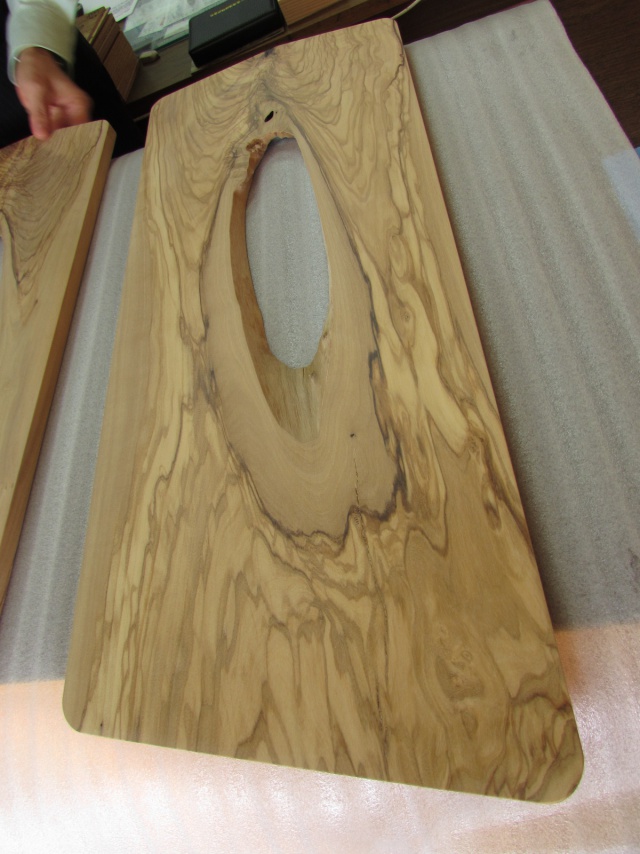 オリーブ　無垢材