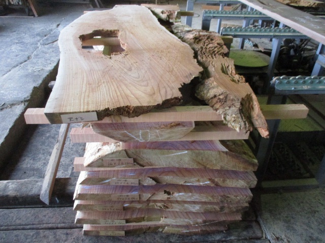 栴檀（センダン）　無垢材