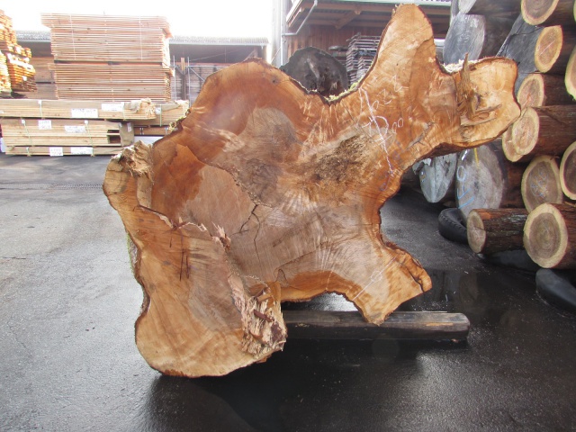 栃（トチ）　無垢材