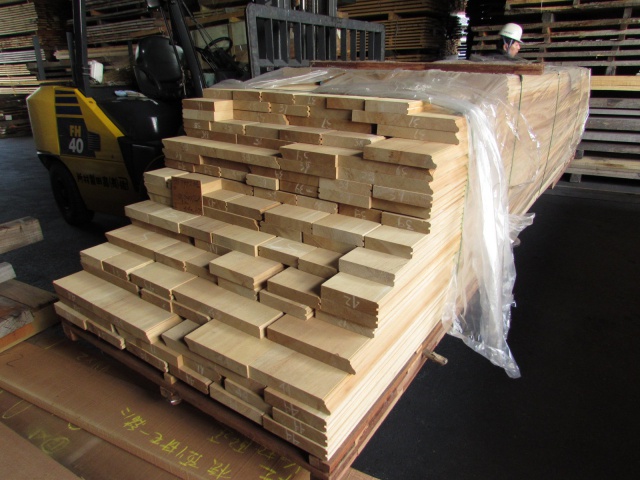 アガチス　無垢材