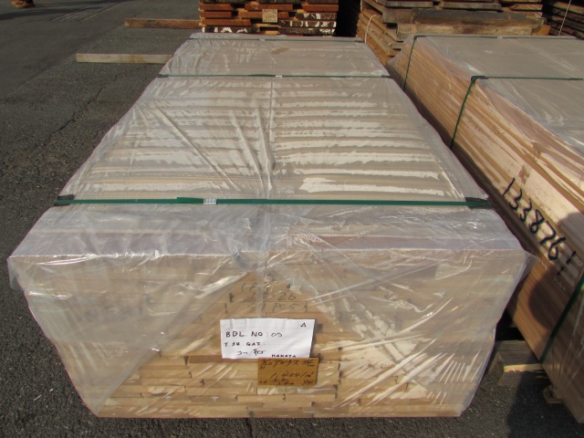 アガチス　無垢材