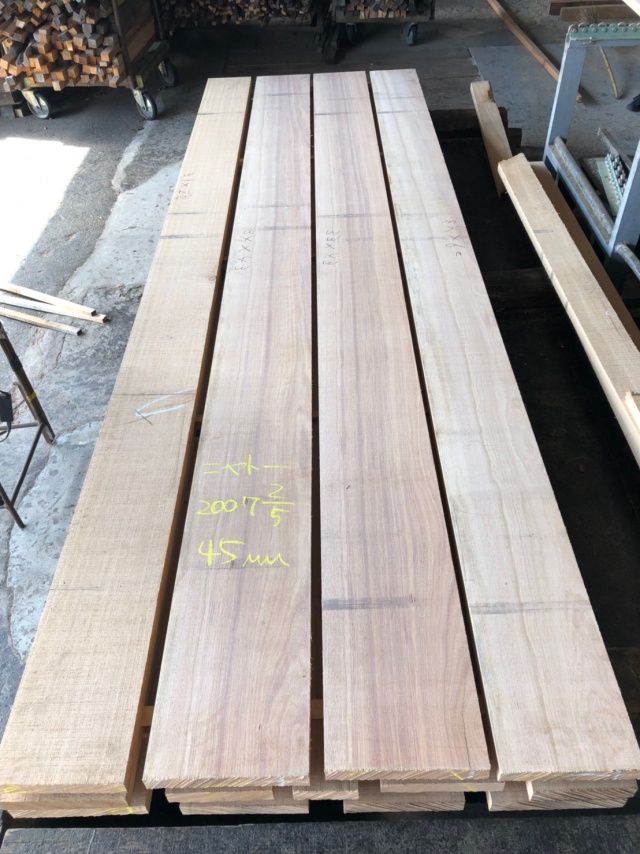 ニヤトー　無垢材