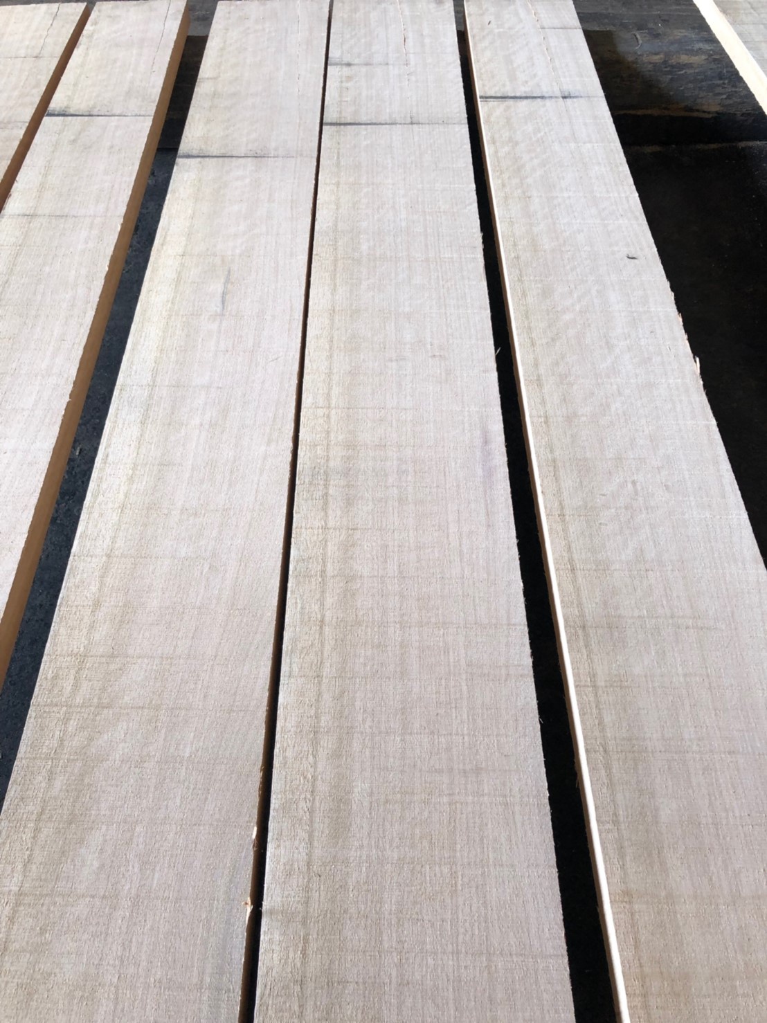 ニヤトー　無垢材