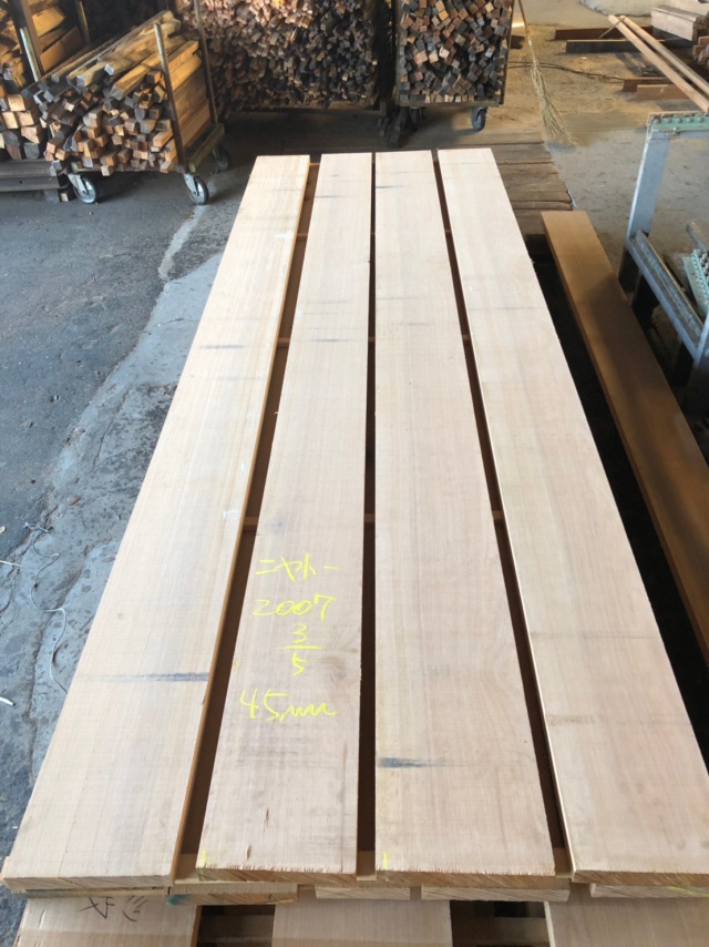 ニヤトー　無垢材