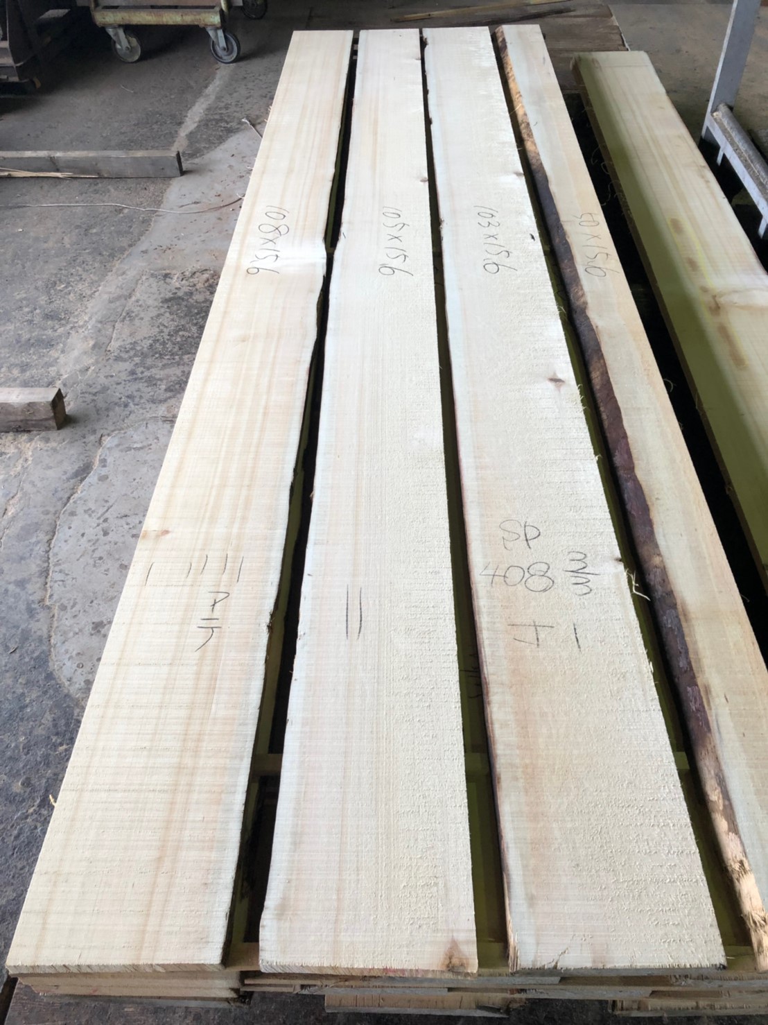 スプルース　無垢材