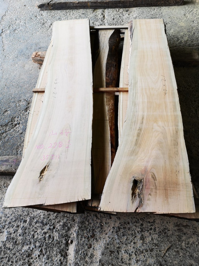 山桜（ヤマザクラ）　無垢材