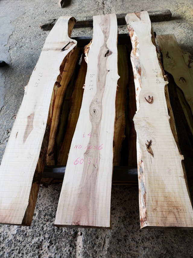 栃（トチ）　無垢材