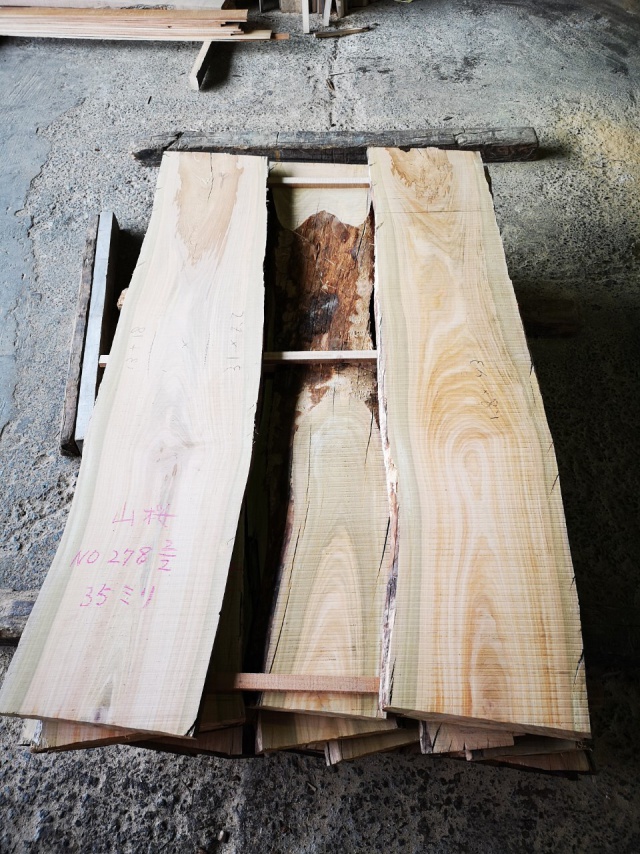 山桜（ヤマザクラ）　無垢材