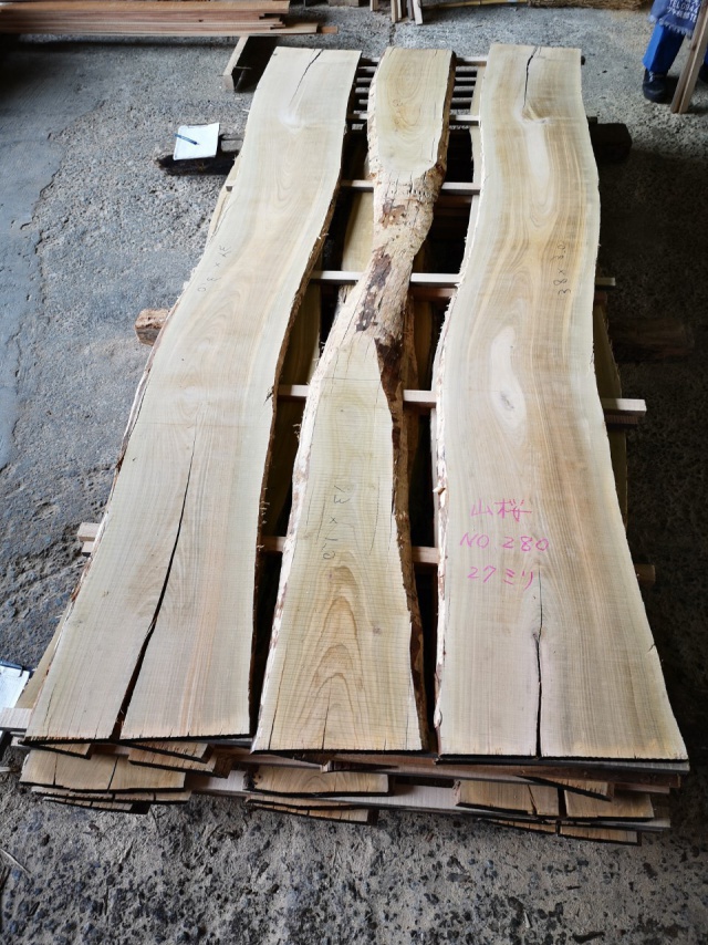 山桜（ヤマザクラ）　無垢材