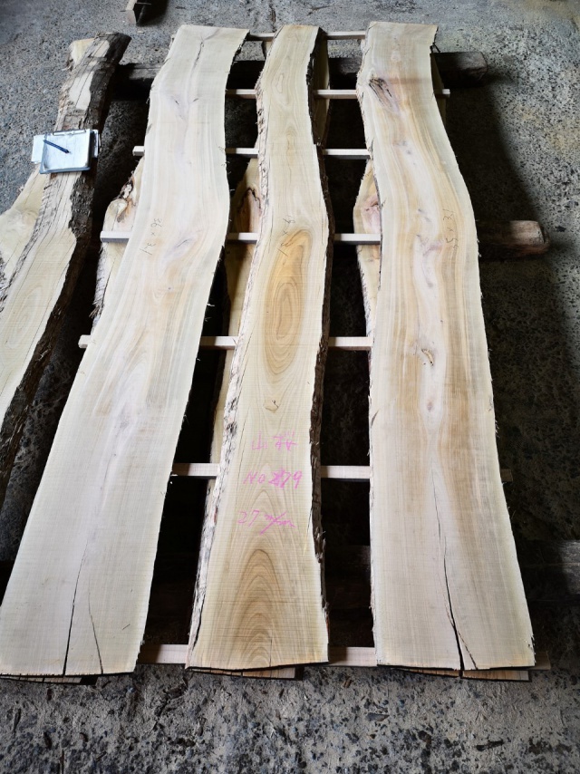 山桜（ヤマザクラ）　無垢材