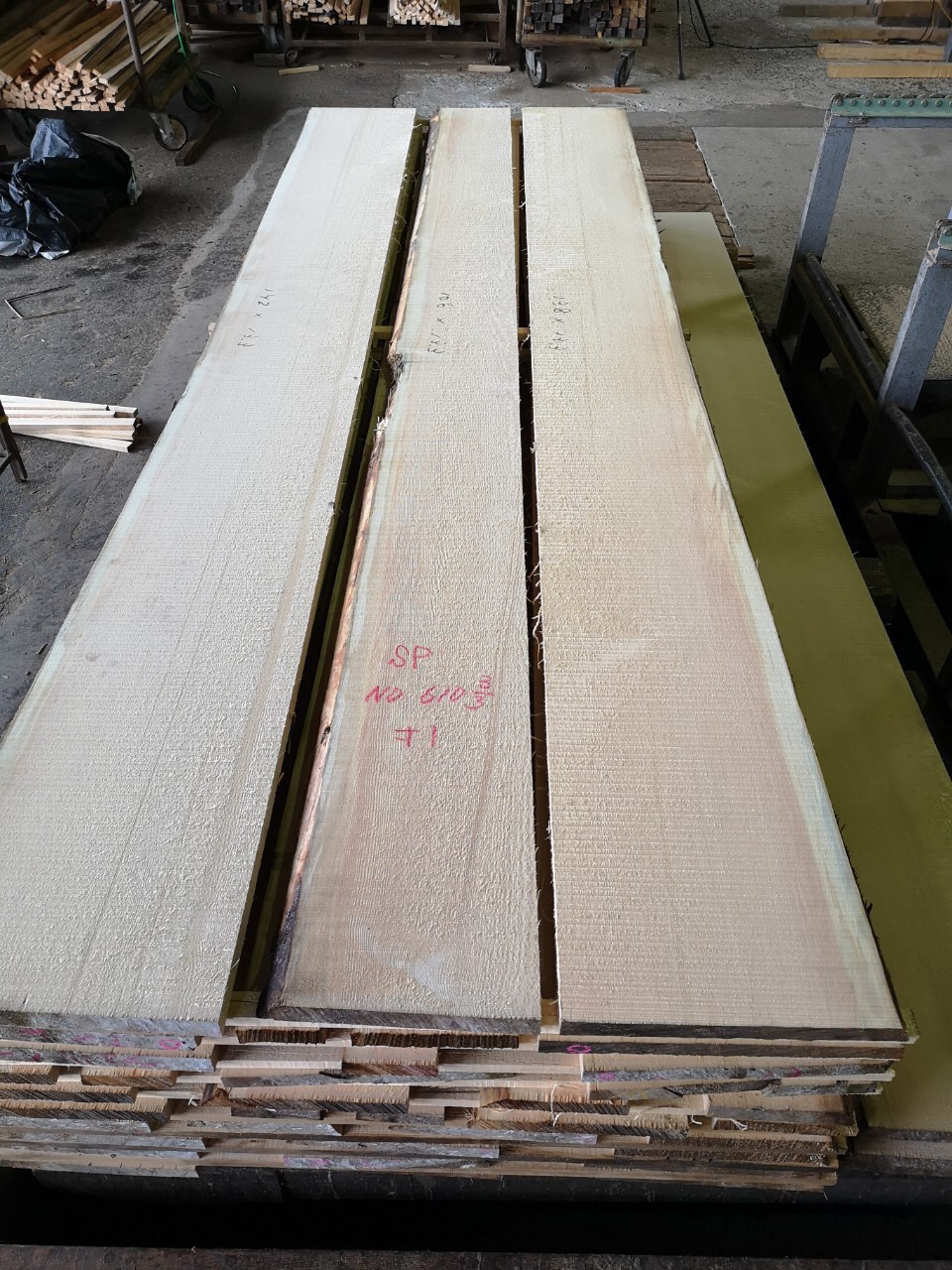 スプルース　無垢材