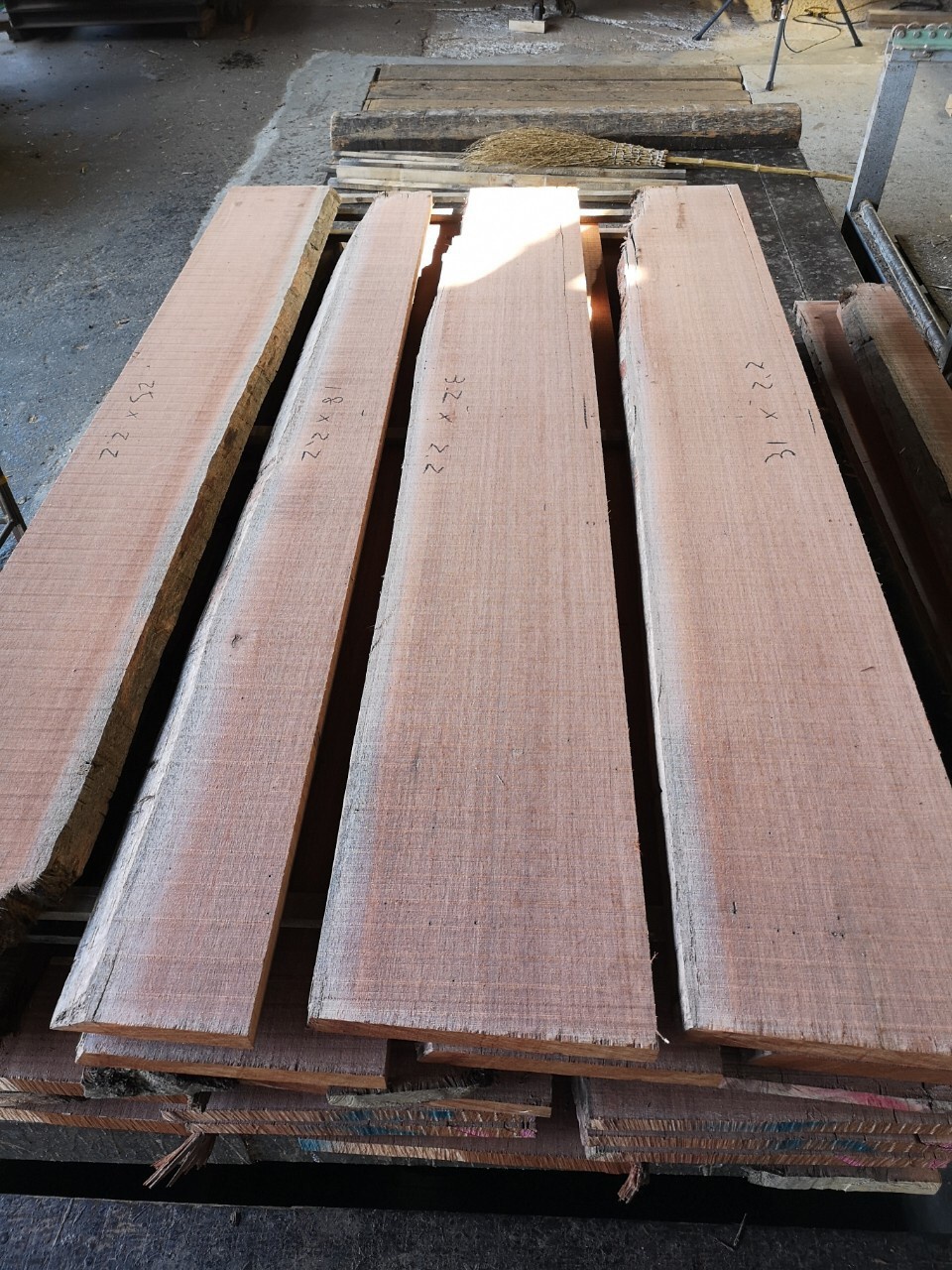 レッドメランティ　無垢材