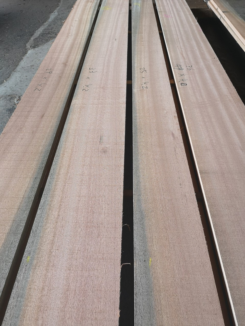 レッドメランティ　無垢材