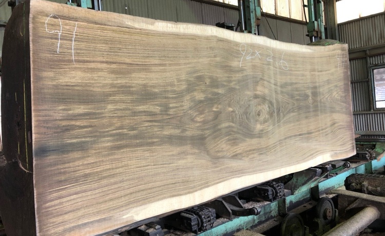 幅広900mm以上！不動の人気“ウォールナット一枚板”の乾燥材をご紹介。シャープな仕上り“黒檀（コクタン）一枚板”ワイドサンダー加工仕上げもあります。