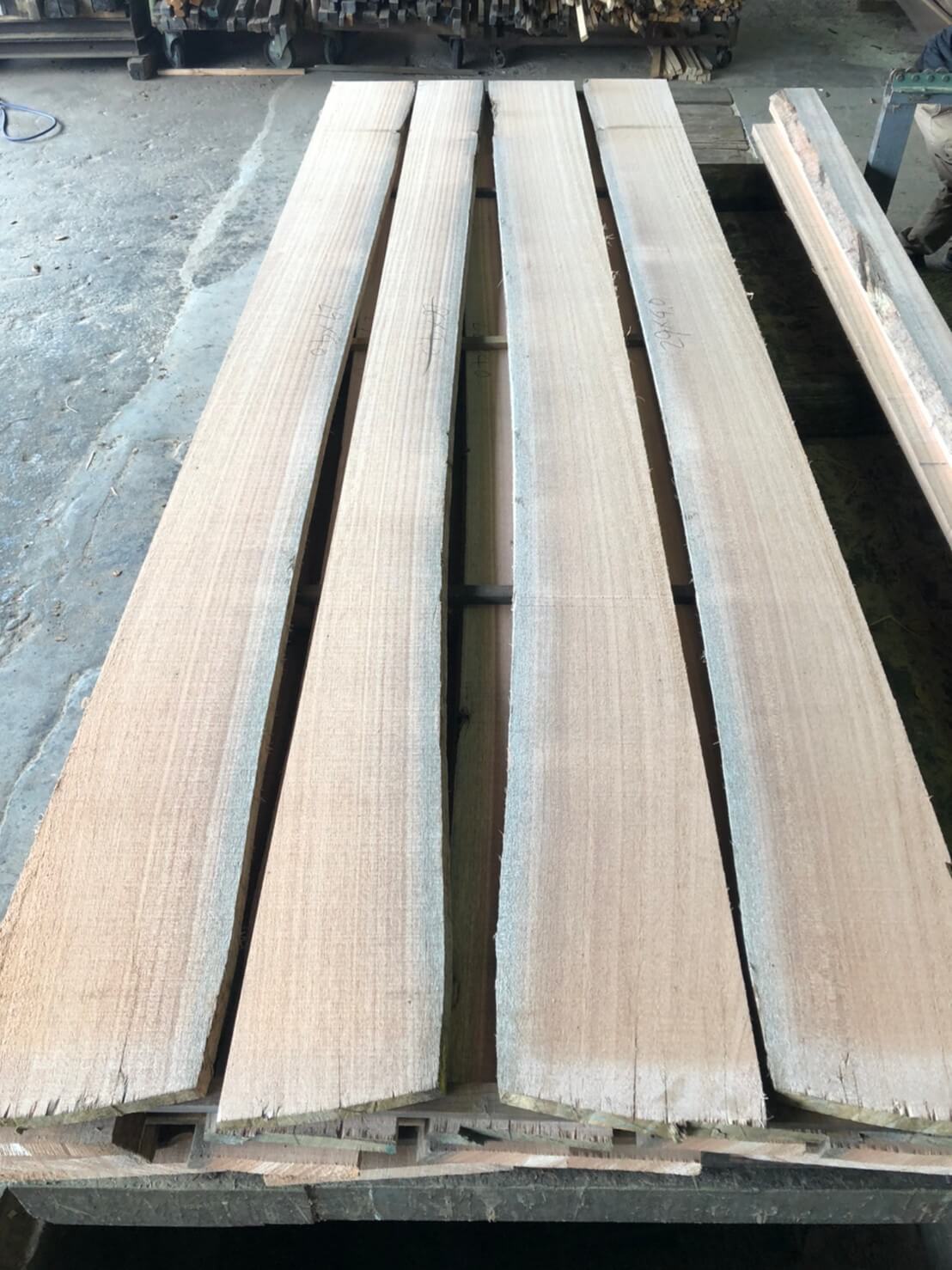 レッドメランティ　無垢材