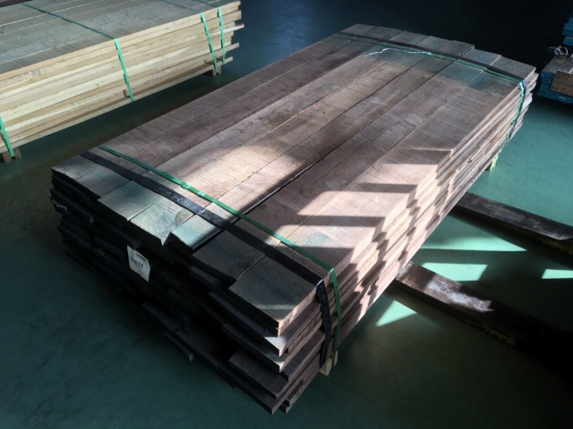 ウォールナット　無垢材