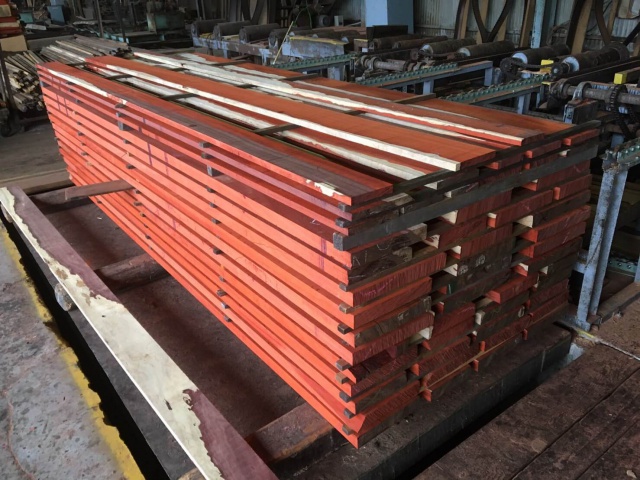 パドゥク　無垢材