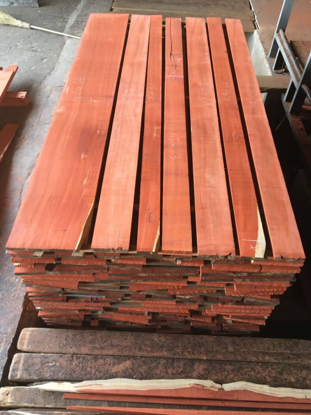 パドゥク　無垢材