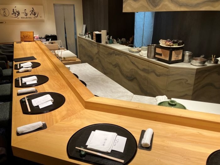 イチョウ　和食店カウンター一枚板